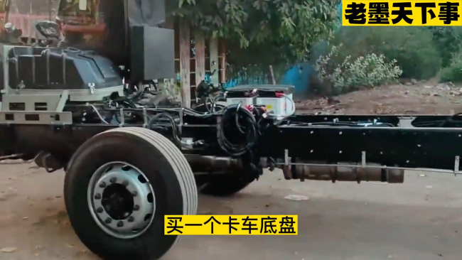 印度老哥手搓49座豪华长途大巴