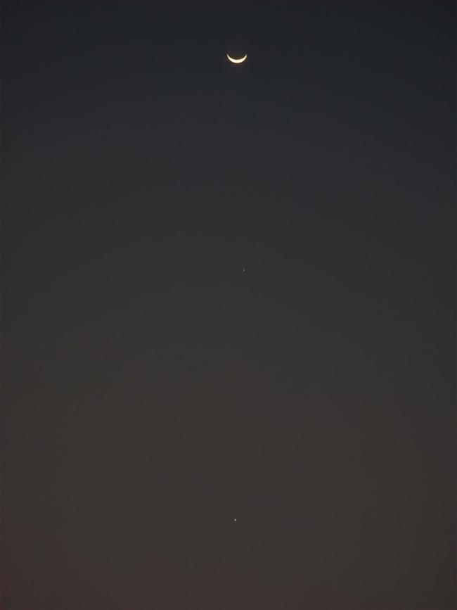 多地民众拍到三星连珠 目击者：很震撼！