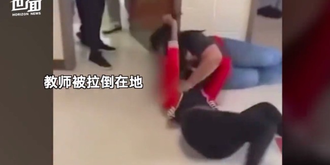 美一高中生摁倒老师狂揍