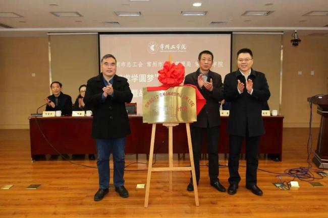 37名快递员一起考上大学 网友：这就是为爱发电吗 