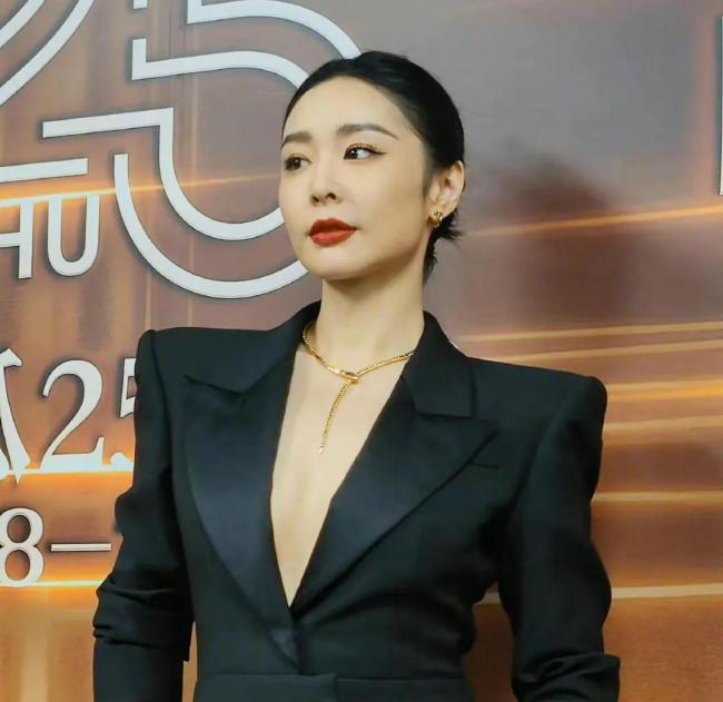 高叶黑色西装红毯造型好绝 倪妮对高叶说你超美的