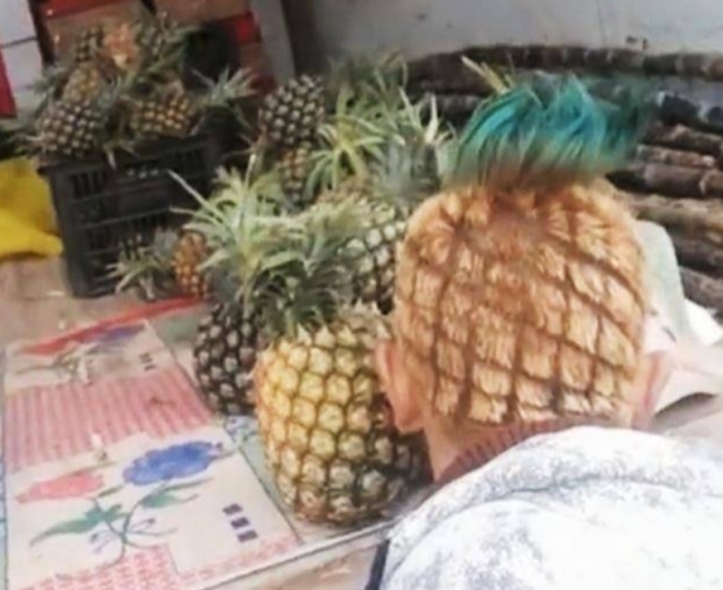 男子为卖菠萝将头剃成菠萝头