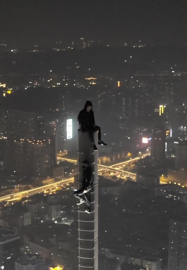 广州2男子爬上360米高楼塔尖？假的 网友：很好，成功骗到了我