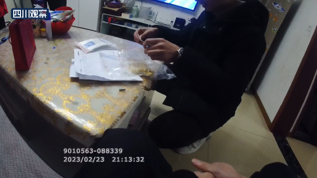 学生捡黄金首饰报警归还 网友：孩子长大了肯定有出息  