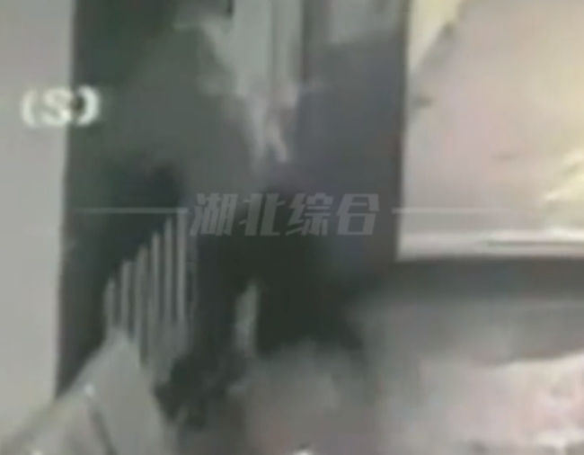 印尼男子抱起妻子扔下海