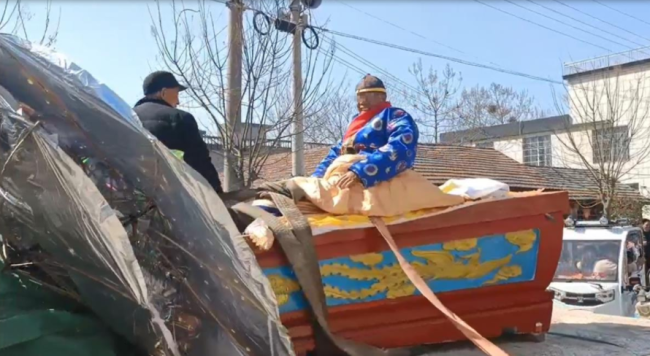 八旬老人花2万体验葬礼只为图个开心，热闹之后还是孤独