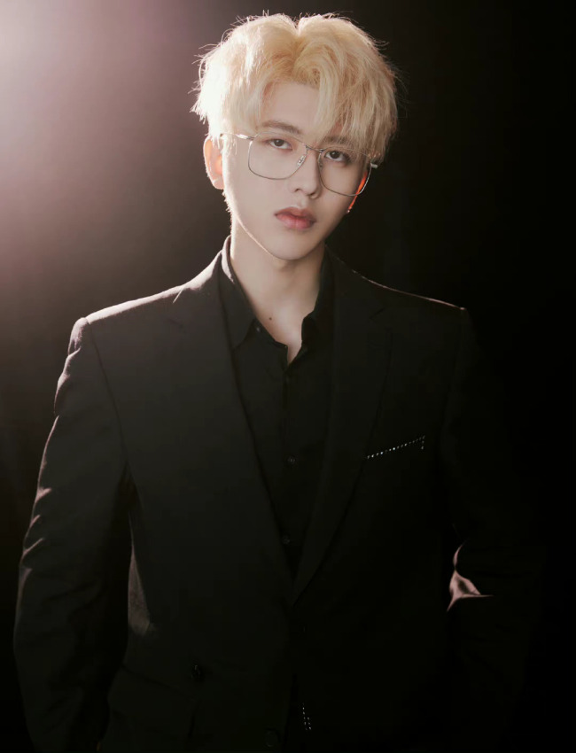 蔡徐坤金发西装墨镜随拍 这谁看了不迷糊啊