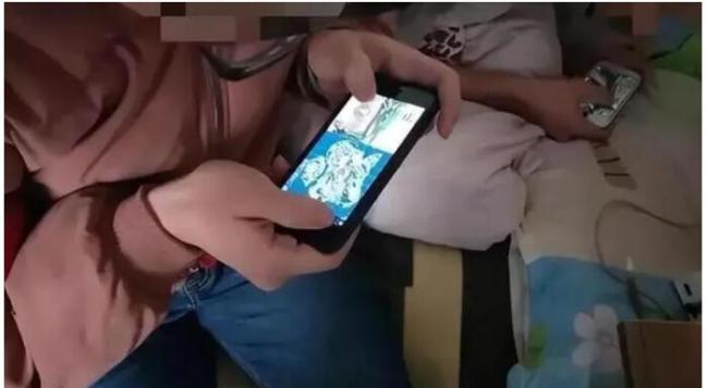 “打捞”掉进手机里的孩子 该如何自救上岸？  