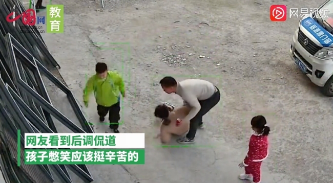 妈妈抬脚踢儿子自己先滑倒,儿子站一旁想笑又不敢笑:更生气了