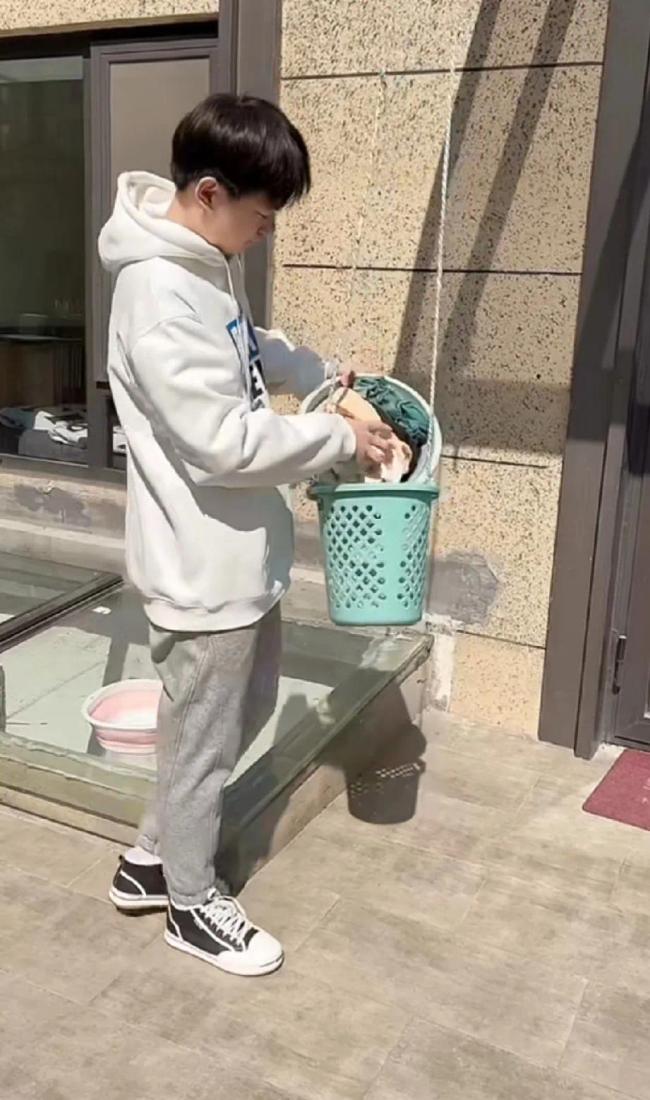 男子用垃圾桶甩干衣服！垃圾桶：没想到我可以干掉甩干机