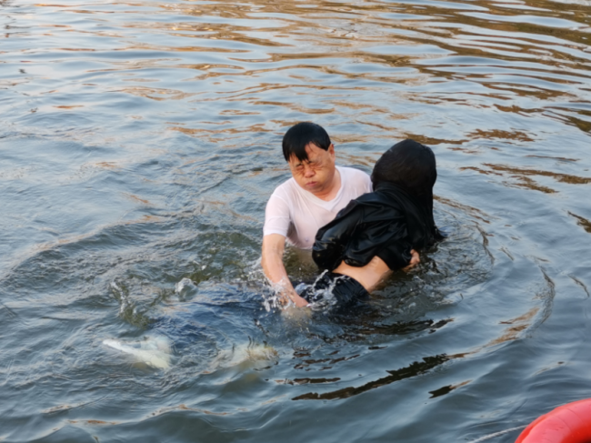 7旬老人跳湖救轻生女子：上一次游泳还是40多年前