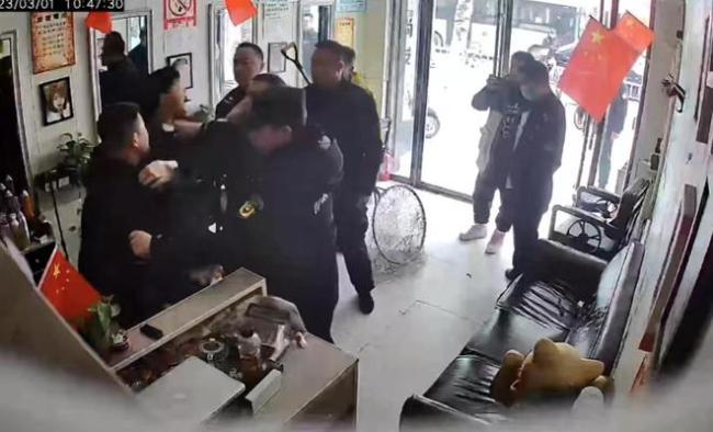 警方通报湖北仙桃一店主在店内被城管掌掴，官方回应将严肃处理