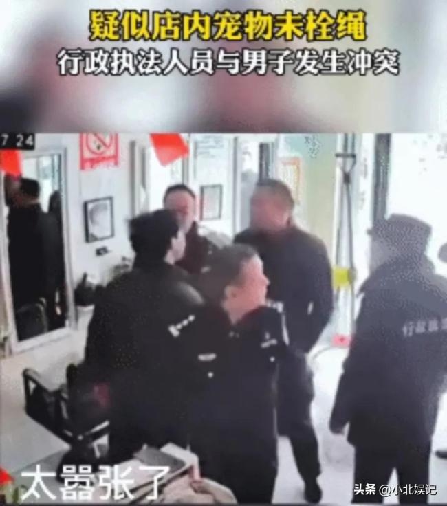城管扇店员耳光引发冲突，太嚣张了，好大的官威！
