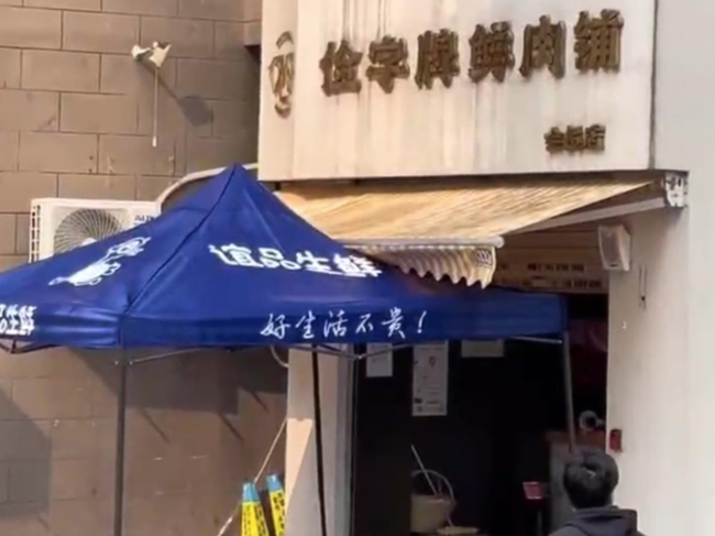 楼下肉铺扰民被居民喊话