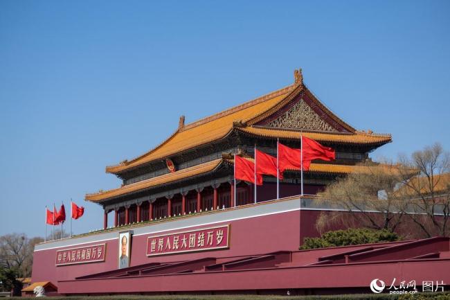 全国两会召开在即 北京天安门广场红旗招展