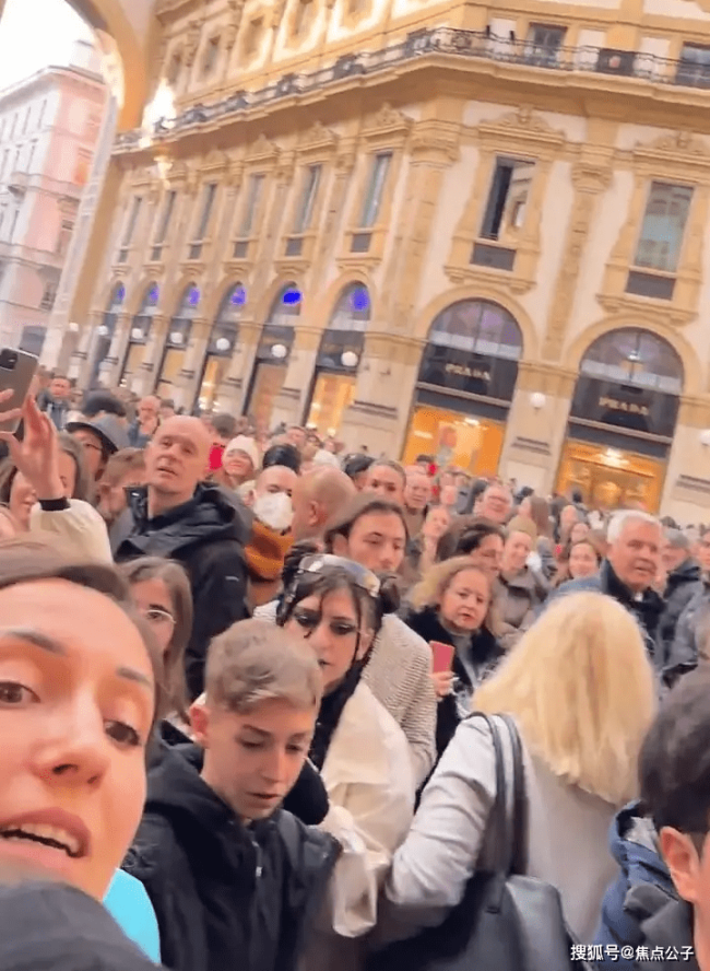 明星米兰时装周看秀造型 肖战温柔风，李宇春很飒