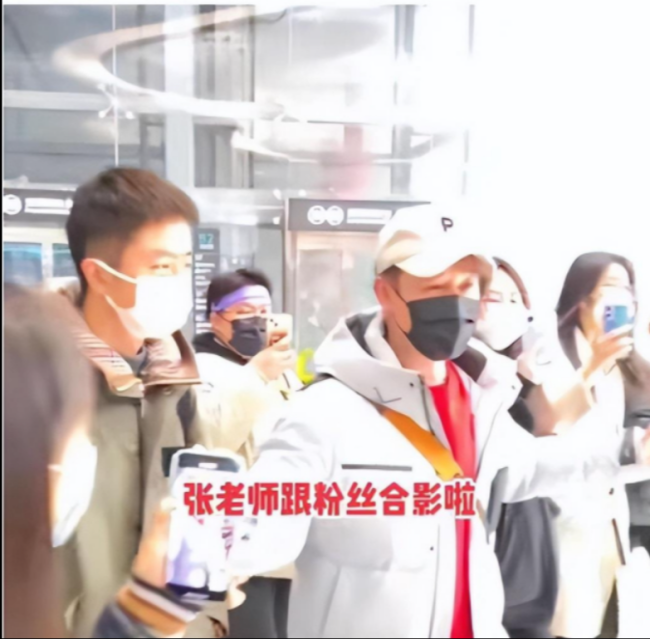 人民网评粉丝接机行为不妥 ​张颂文打脸多少演员呢