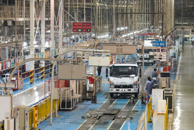 这是庆铃汽车（集团）有限公司繁忙的商用车整车生产线（2023年2月7日摄）。新华社记者刘潺摄