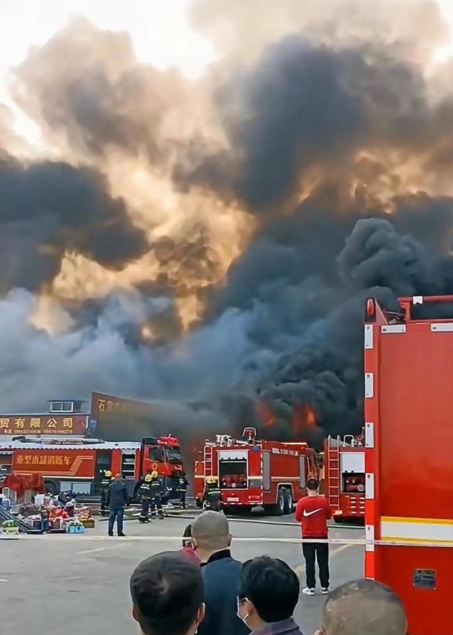 石家庄雨润批发市场火灾：市场被黑烟包围弥漫大半个天空