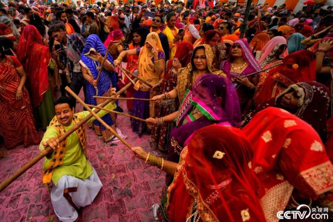 欢度洒红节 印度女人“棍打”男人