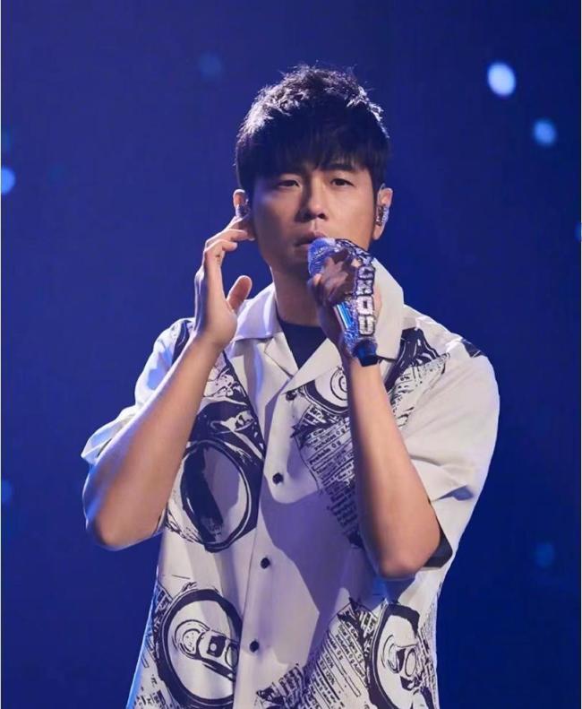 周星驰晒照喊话周杰伦 网友：梦幻联动有！