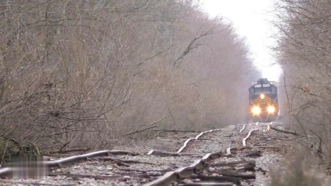 俄亥俄一卡车与火车相撞：美国火车撞击不休脱轨不休！