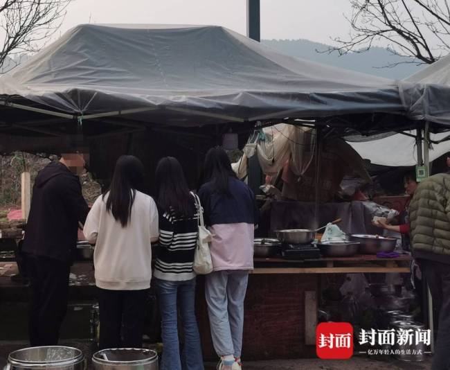 一工地食堂成学生打卡点 网友：大学生是懂薅羊毛的 