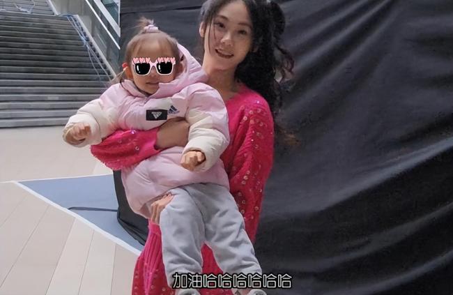 郑恺成功带小姨子进圈 网友:我也去问问我娱乐圈唯一的人脉