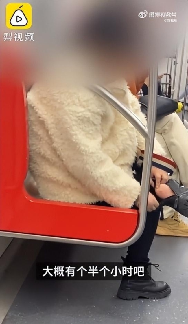 杭州地铁回应女子跷二郎腿抠脚皮：到站打扫 加强巡逻提醒