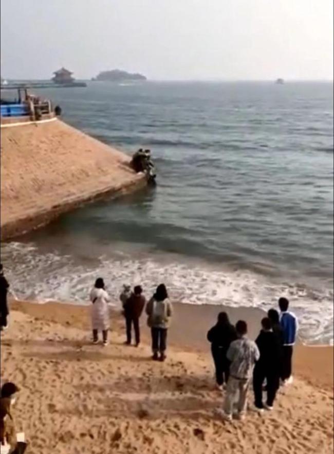 保洁员跳海救落水女游客，保洁：我是一名退伍海军！