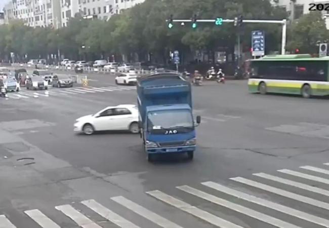 惊险一刻！消防员飞奔截停失控卡车 这些安全驾驶习惯千万要牢记！