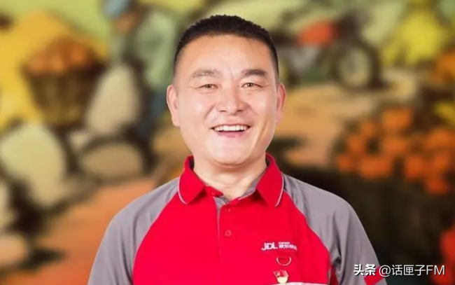 快递小哥每天给自己送上百包裹？这位快递员有五险一金，未来还要帮他买房