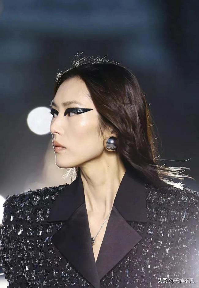 刘雯猫眼妆造型引热议 网友想不通 她为什么走秀的时候就会出现这么夸张的造型呢？