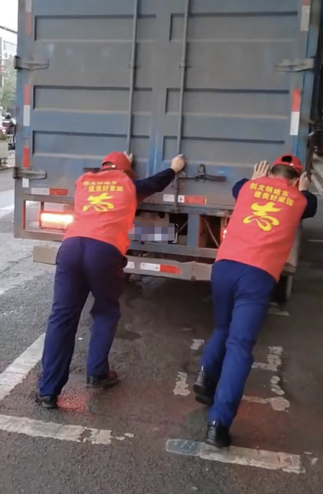 惊险一刻！消防员飞奔截停失控卡车 这些安全驾驶习惯千万要牢记！