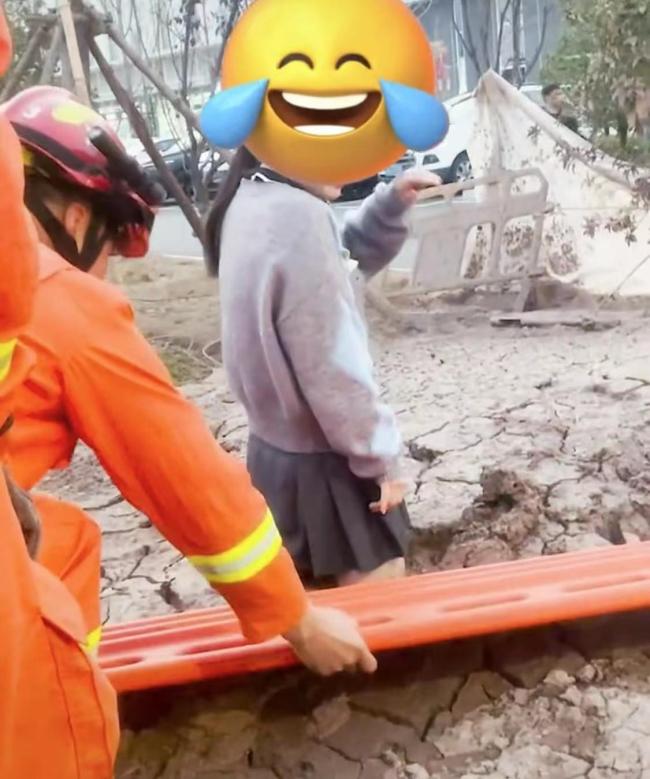 女记者采访途中陷入泥地 消防员出手“拔萝卜”相救 网友却笑疯了