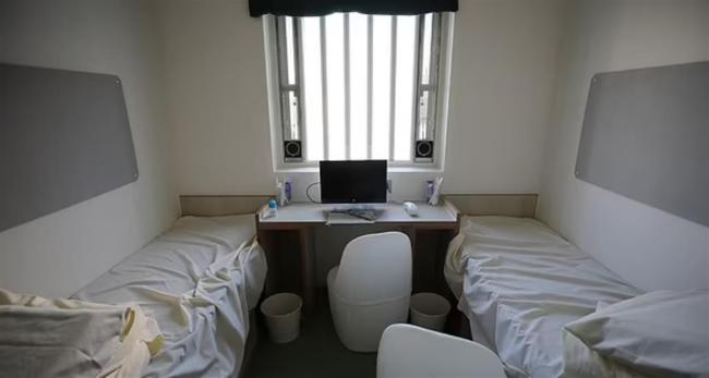 英国一监狱18名女狱警与囚犯发生不正当关系 网友好奇为什么男犯人由女狱警看管？