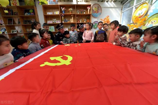 幼儿园升国旗教孩子用英文喊口号 从小就如此教育是否应该？  