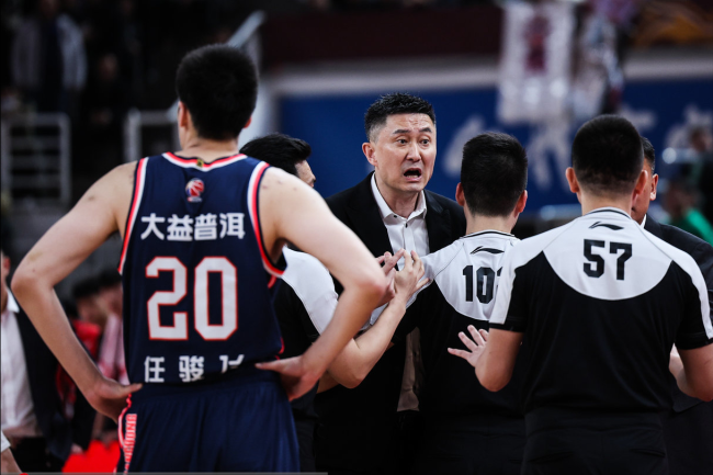 杜锋或遭CBA禁赛！质疑裁判员判罚，干扰比赛正常进行