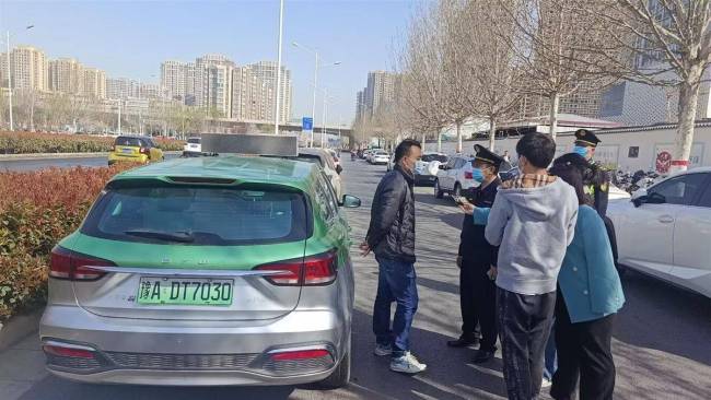 的哥宰客被怼后落荒而逃 涉事公司回应：已解聘 车辆被暂扣