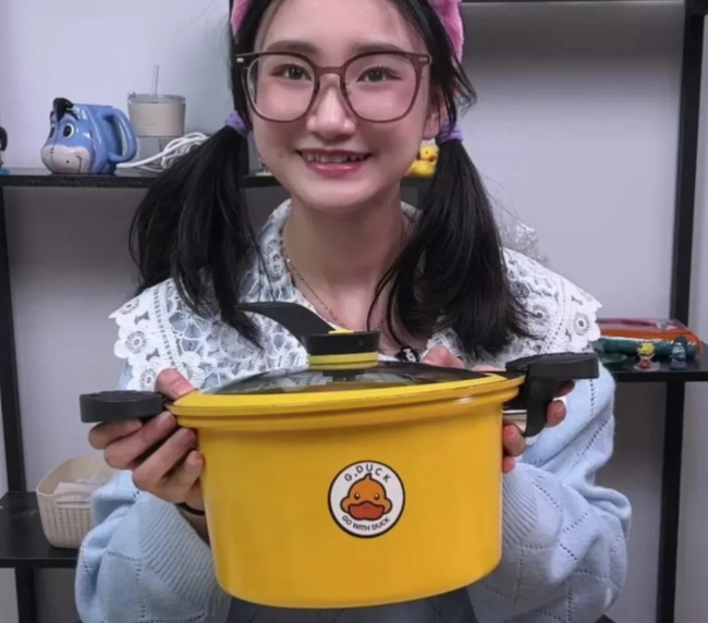 女孩换工作保洁拉手送别