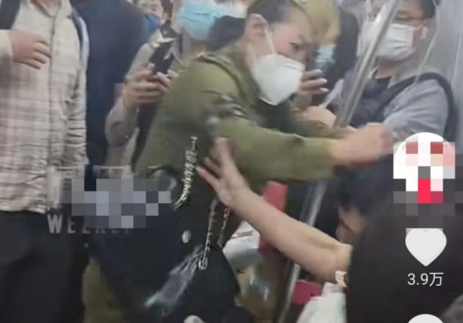 女子地铁殴打小伙称“男人必须站着” 女子因口角挥拳重击男子