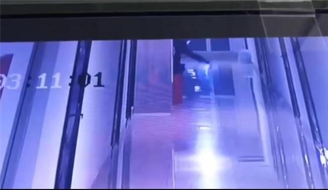 女子国外被侵犯报警逃脱：两个半小时被强奸五六次