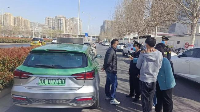 出租司机无从业资格还宰客遭处罚，现已被公司解聘
