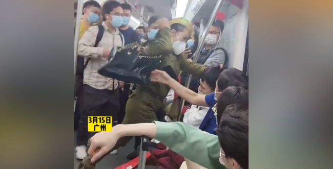 女子在地铁因口角挥拳重击小伙