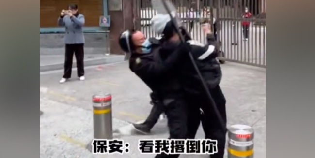 校长扮歹徒入戏太深负伤