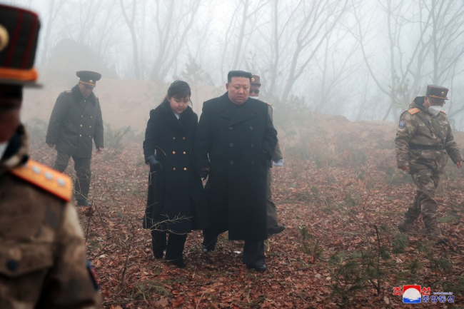 核反击训练现场 金正恩携女儿观看