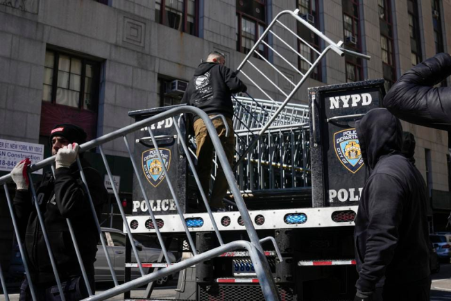 纽约警方设路障防止骚乱！特朗普预告自己将“被捕”，鼓动民众抗议
