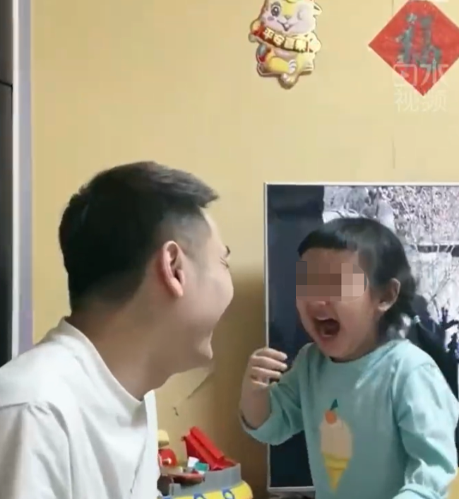 当爸爸剪坏了女儿的刘海 两人对视笑得不能自己
