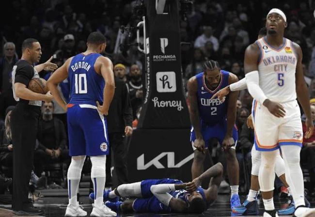 保罗乔治右膝严重受伤！对抗抢篮板时被多尔特撞倒