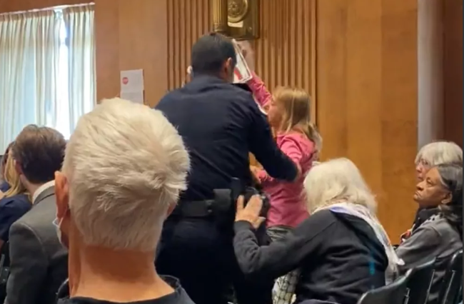 美抗议者打断布林肯讲话：“中国不是我们的敌人” 美国人民希望你去协商。当个外交官。现在该做好你们的工作了。”话没说完就被拖走